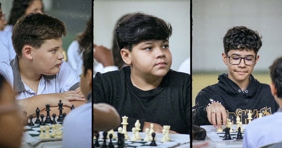 Alunos jogando xadrez na escola
